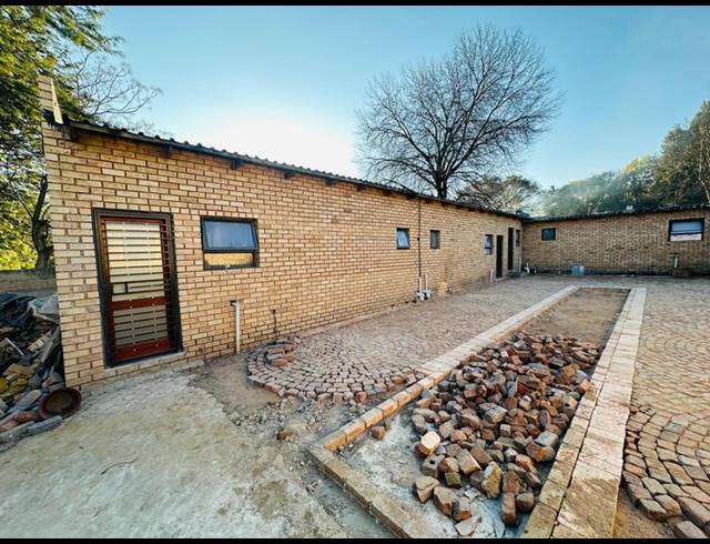 14 BEDROOM HOUSE FOR SALE IN LOMBARDY EAST